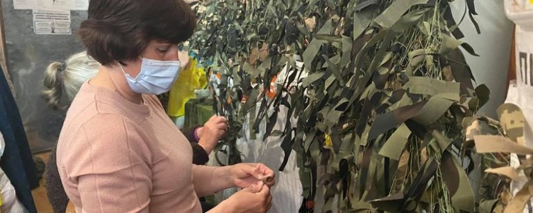 Франківців просять долучилися до плетіння маскувальних сіток