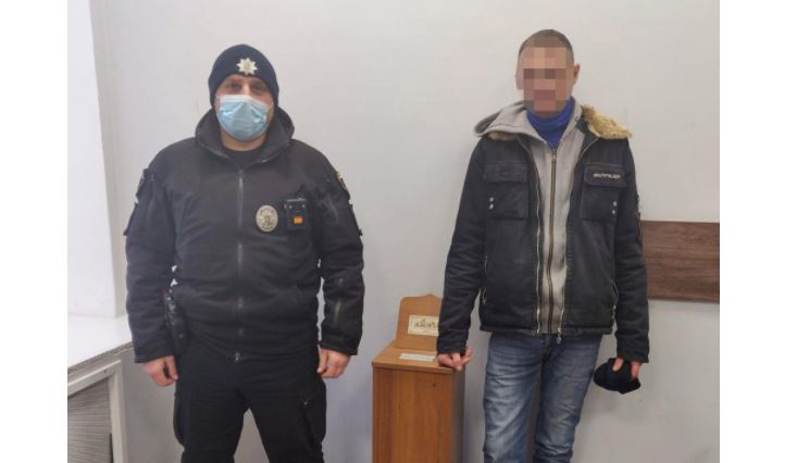 Житель Мелітополя поставив свічку в церкві і викрав скриню для пожертв – його випадково викрили поліціянти (ФОТО)