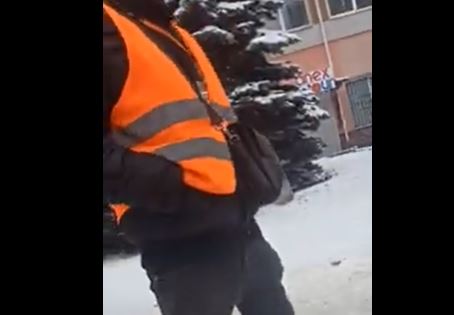 “Якесь чудо в жилетику”: чому франківці бойкотують “паркувальників” без паркоматів і мають рацію (ВІДЕО)