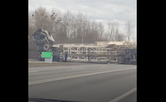 Під Франківськом перекинулася фура: заблоковані три смуги руху (ФОТО, ВІДЕО)