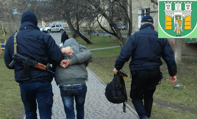 Муніципали втихомирювали агресивного нетверезого чоловіка на дитмайданчику (ФОТО)