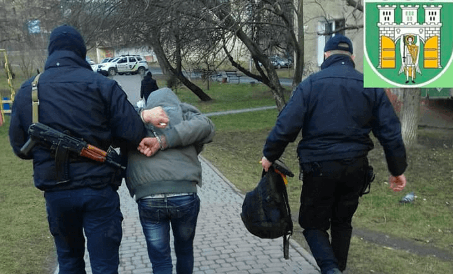 Муніципали втихомирювали агресивного нетверезого чоловіка на дитмайданчику (ФОТО)