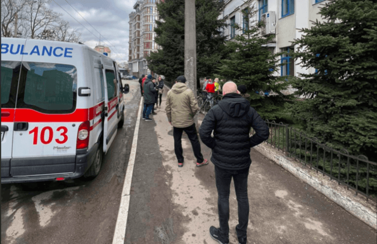 Небайдужі франківці прийшли поповнити банк крові. Утворилася черга (ФОТО)