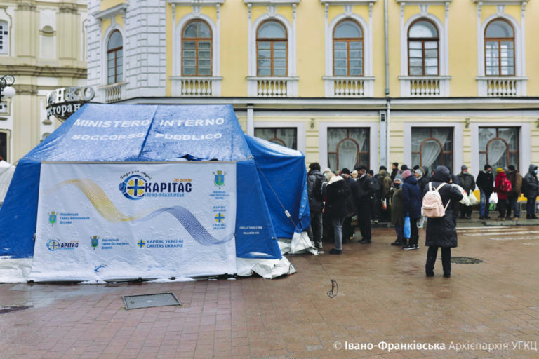 Близько 500 обідів для потребуючих щодня роздає “Карітас” у центрі Франківська (ФОТО)