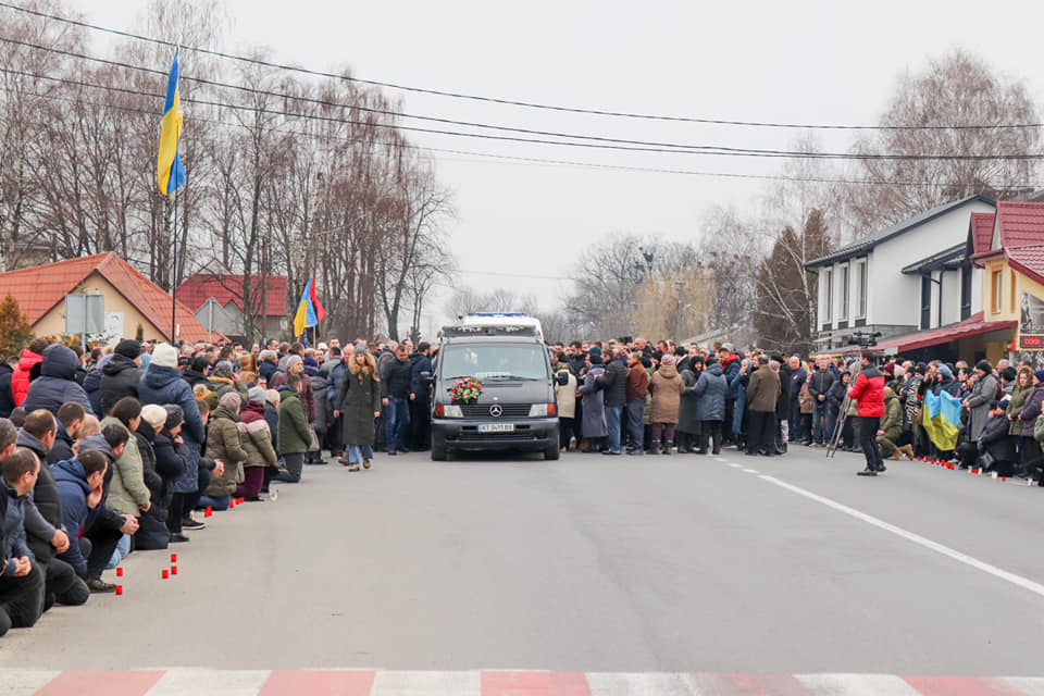 Калушани на колінах зустріли загиблих у війні краян Володимира Кушлика та Ігоря Чошко (ФОТО)