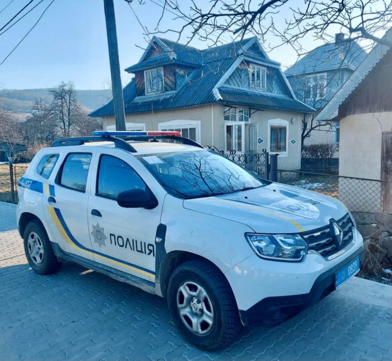 У Косові чоловік поліном забив свого співчарочника до смерті