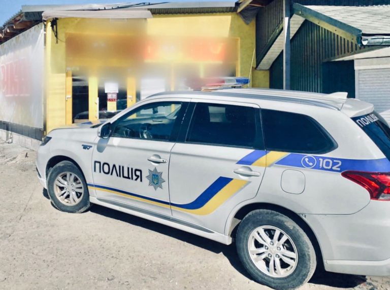 На Прикарпатті “на гарячому” спіймали двох чоловіків, які обікрали магазин (ФОТО)