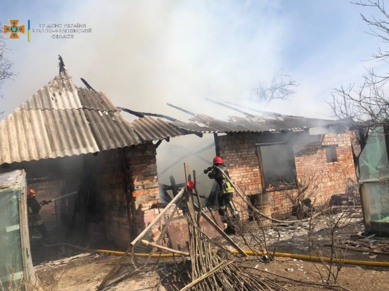 У Коломиї вщент згоріла господарська будівля (ФОТО)