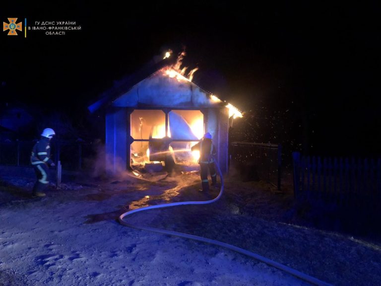 Два гаражі, три автівки та десять гектарів сухої трави горіли на Прикарпатті минулої доби