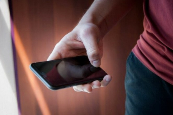В одному з магазинів Франківська у жінки викрали телефон: поліціянти затримали ймовірного крадія