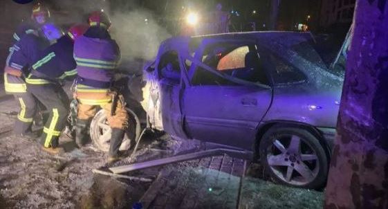 Вечірня ДТП у Франківську – Opel зіткнувся з опорою та загорівся (ФОТО)