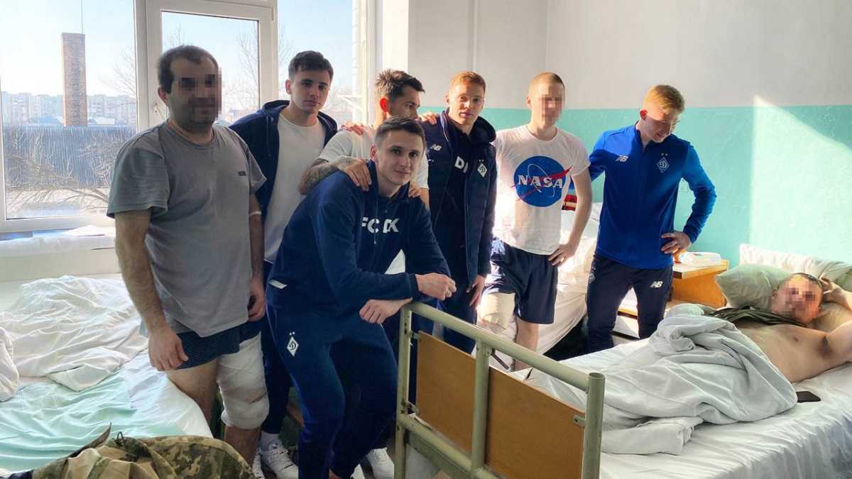 Футболісти Динамо відвідали поранених військових у госпіталі: зворушливі фото