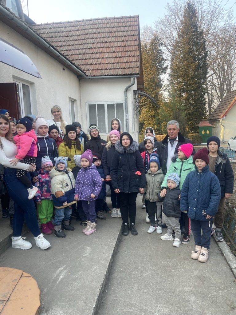 Студенти і викладачі франківського вишу зібрали допомогу діткам, які втратили батьків під час війни (ФОТО)