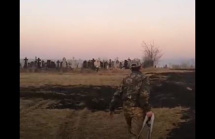 “Нам і моск@ля не треба, раз ми палимо рідну землю”, – у Перегінську через пожежу сухостою ледь не згоріло кладовище (ВІДЕО)