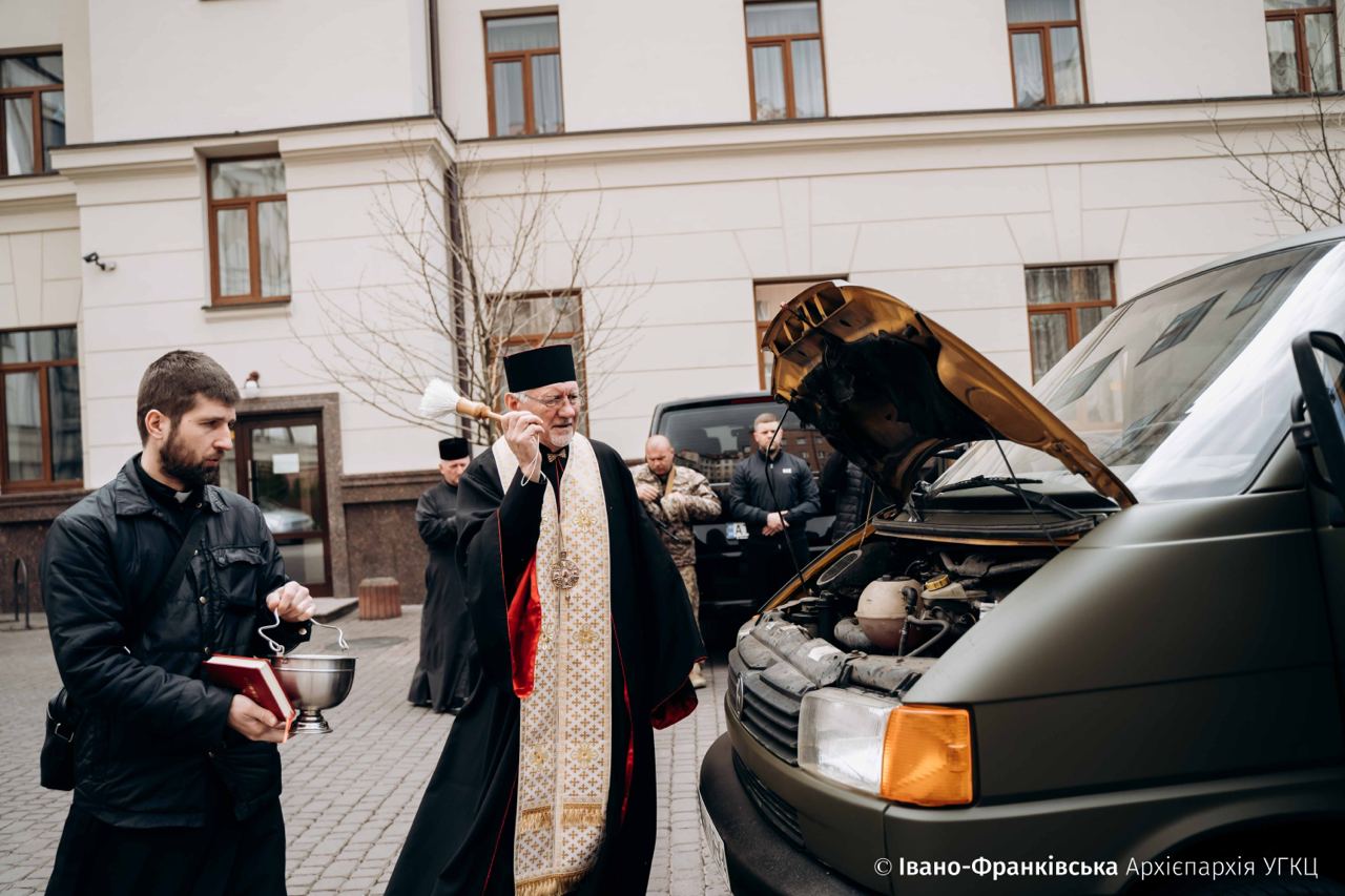 Митрополит Володимир освятив придбаний парафіянами Калуша автомобіль для військових (ФОТО)