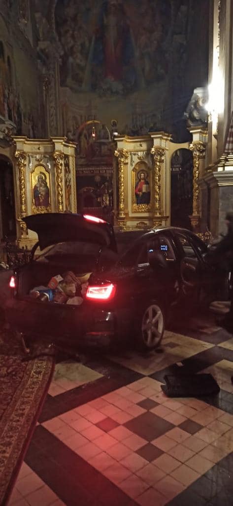 У Тернополі жінка на автівці влетіла у головний храм УГКЦ та знищила плащаницю (ФОТО, ВІДЕО)