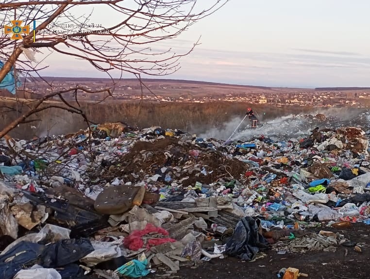 Вночі у Тлумачі горіло сміттєзвалище (ФОТО)