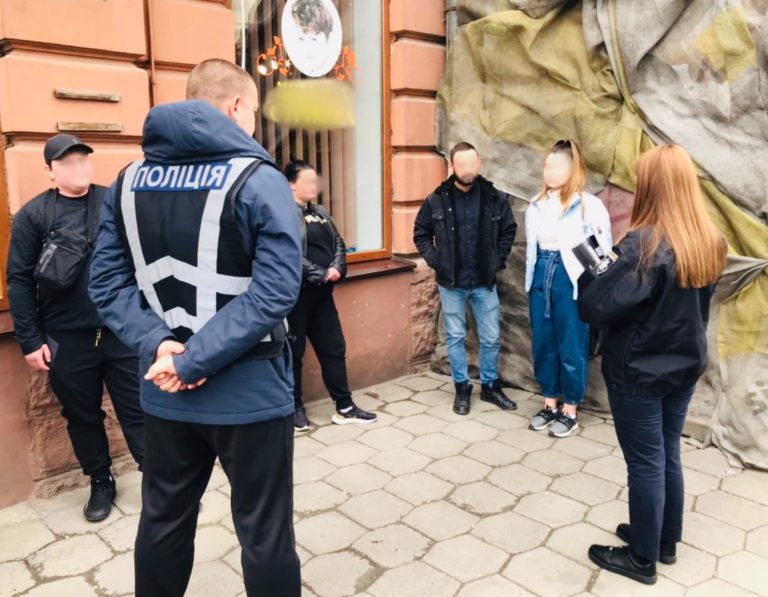 «Ваш родич у біді»: шахрайка обдурила франківців на близько 100 000 гривень (ФОТО)