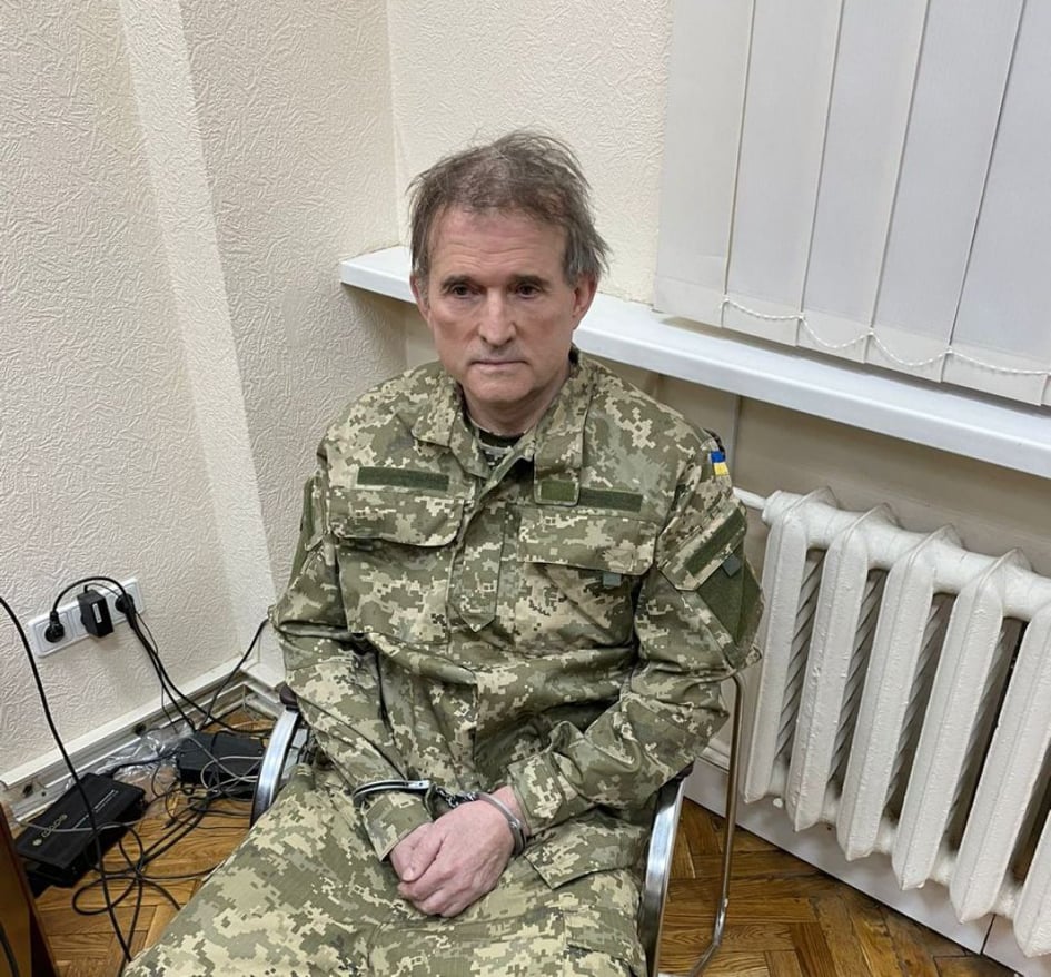  У формі ЗСУ та наручниках: Зеленський показав затриманого Медведчука (ФОТОФАКТ)