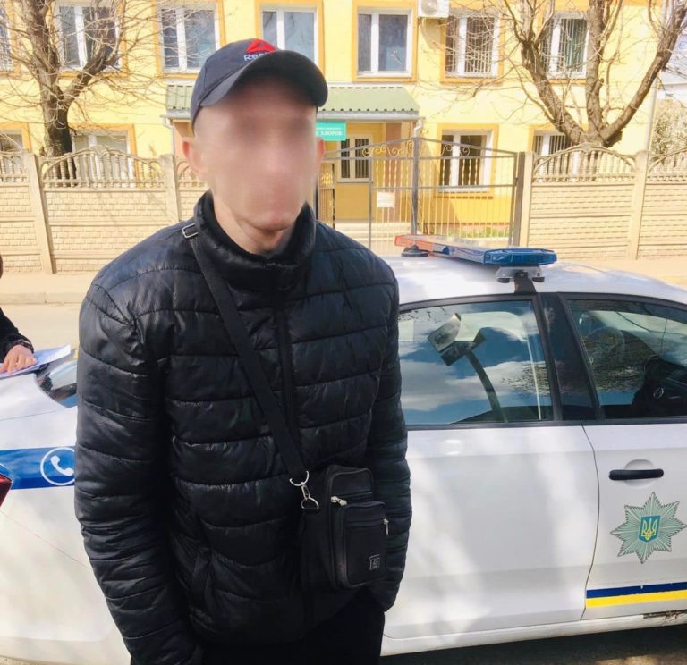 Перехожі затримали грабіжника-рецидивіста, котрий відібрав у жінки гаманець (ФОТО)