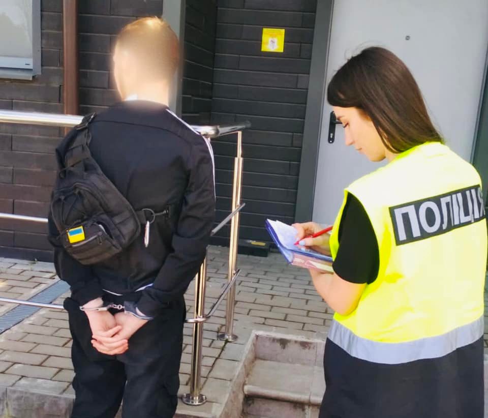 У Франківську аферисти під виглядом “територіальної оборони” видурили у переселенки майже 25 тисяч гривень (ФОТО)