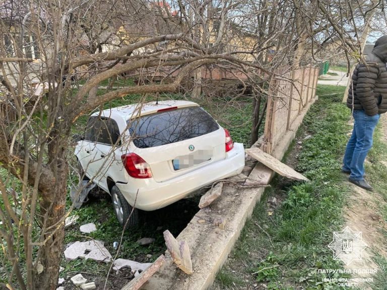 У Франківську п’яний водій зніс паркан й “припаркувався” на чужому подвір’ї (ФОТО)