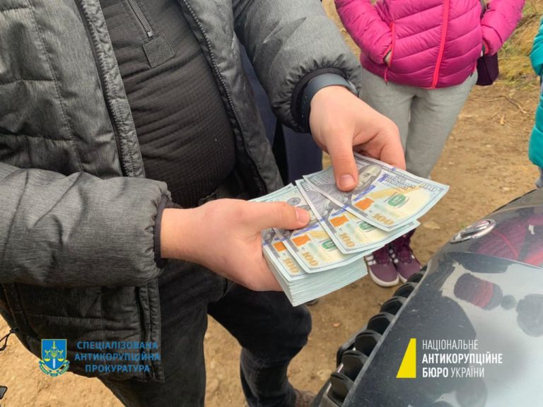 На Франківщині посадовці СБУ та поліції “погоріли” на хабарі у 10 тисяч доларів (ФОТО)