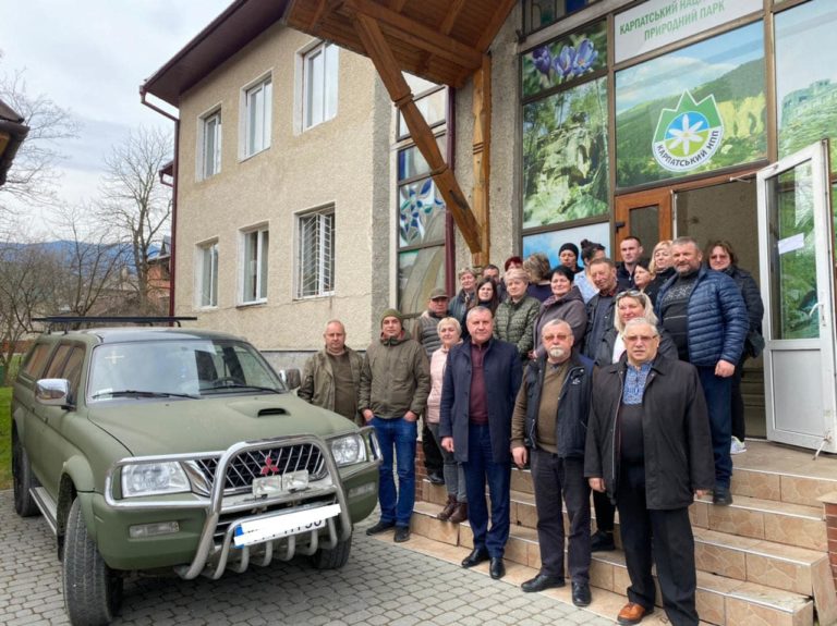 Колектив Карпатського національного природного парку купили для військових позашляховик (ФОТОФАКТ)