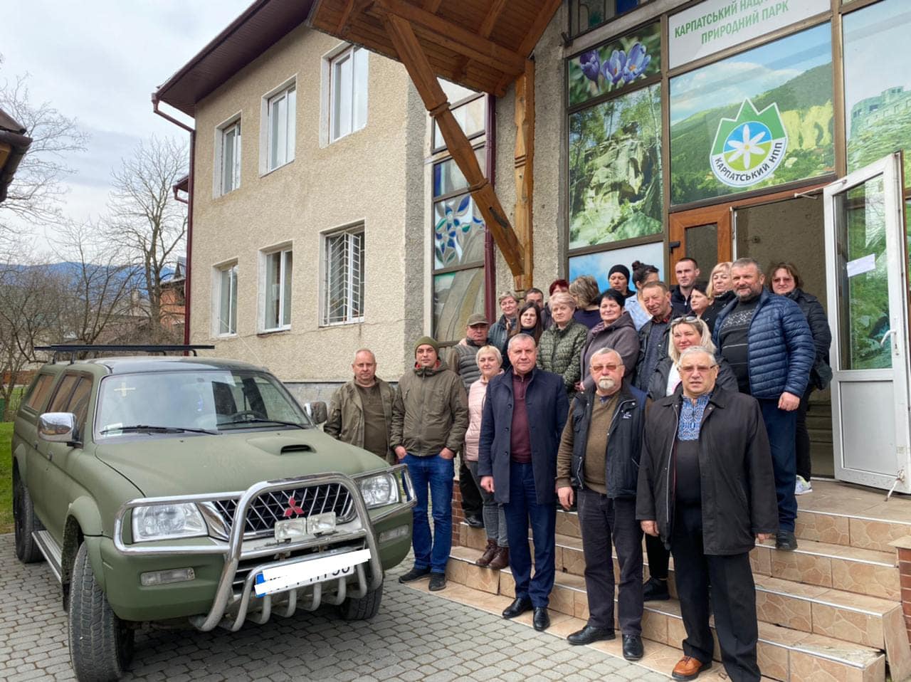 Колектив Карпатського національного природного парку купили для військових позашляховик (ФОТОФАКТ)