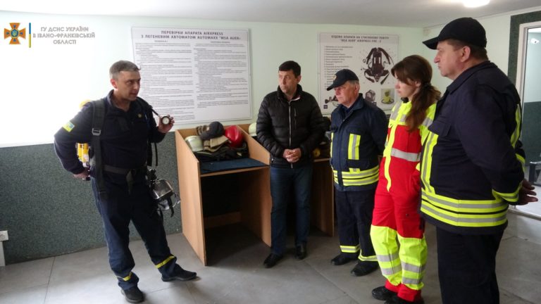 Прикарпатські вогнеборці вдосконалювали свої навички. Серед них — перша жінка-доброволець (ФОТО)