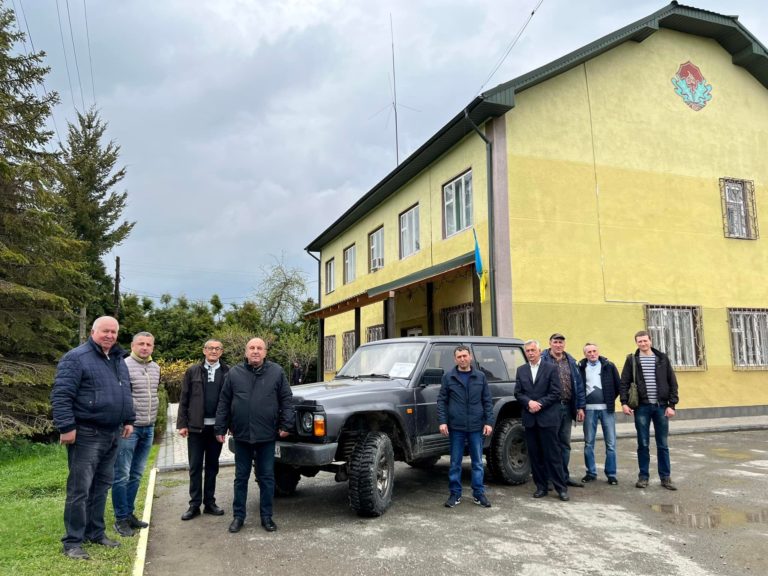 Для воїнів з Коломиї передали позашляховик
