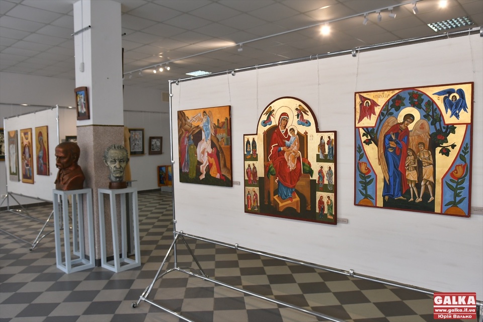 У Франківську показали ікони, з якими студенти отримали дипломи (ФОТО)