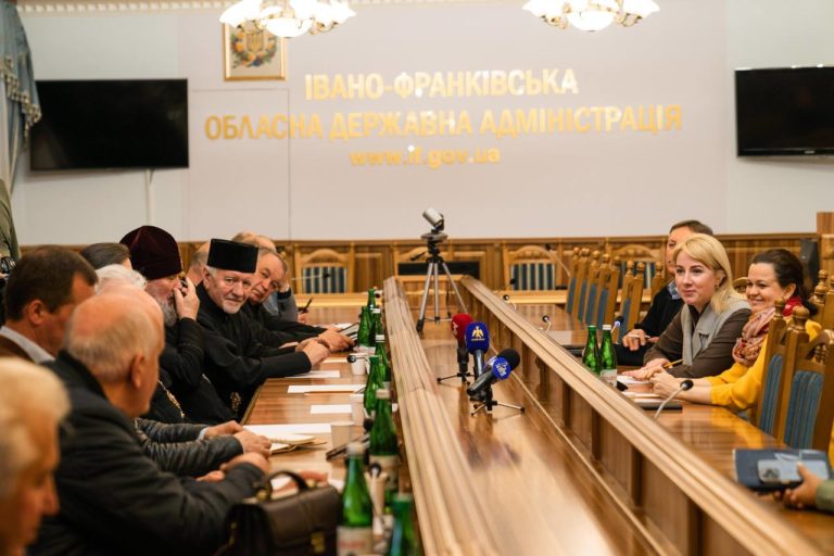 Прикарпатські церковники просять скасувати комендантську годину у Великодню ніч