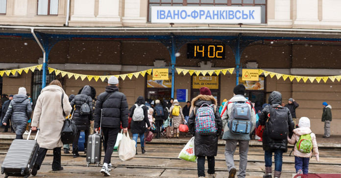 Переселенці в Івано-Франківську і досі живуть у спортзалах? А житло їм будують? – фактчек від Галки