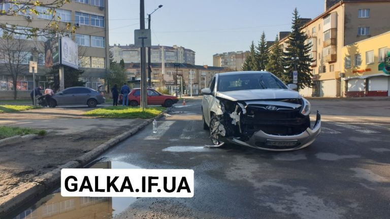 У ранковій ДТП на Довгій зіткнулися три машини, є травмована (ФОТО)