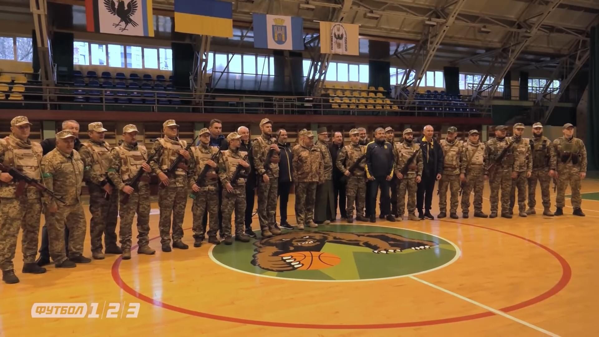 Безпрецедентний випадок: майже вся команда “Прикарпаття” вирішила вступити до лав ЗСУ (ВІДЕО)