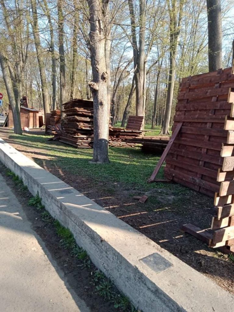 У парку Шевченка монтують рухомий “Динопарк” (ФОТОФАКТ)