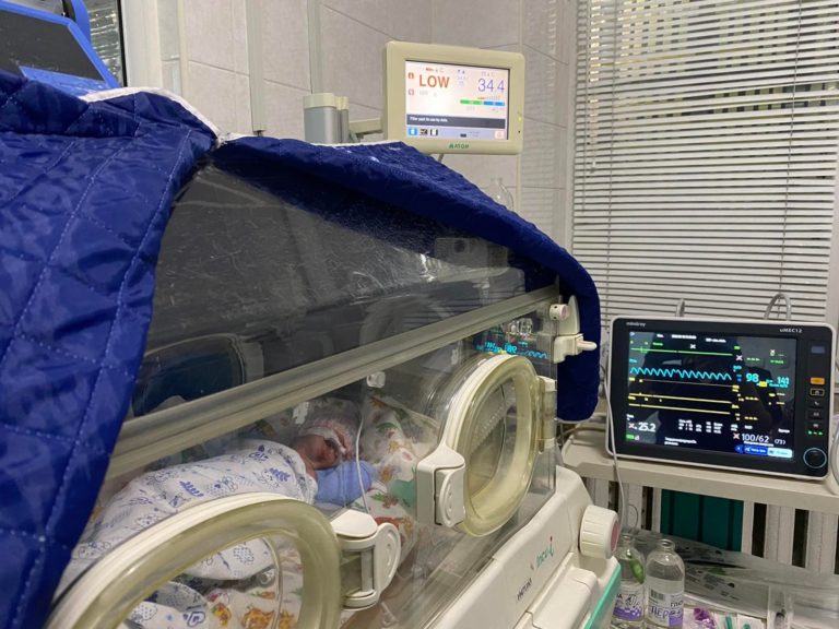 У Калуші врятували передчасно народжену крихітку, вагою 780 грамів