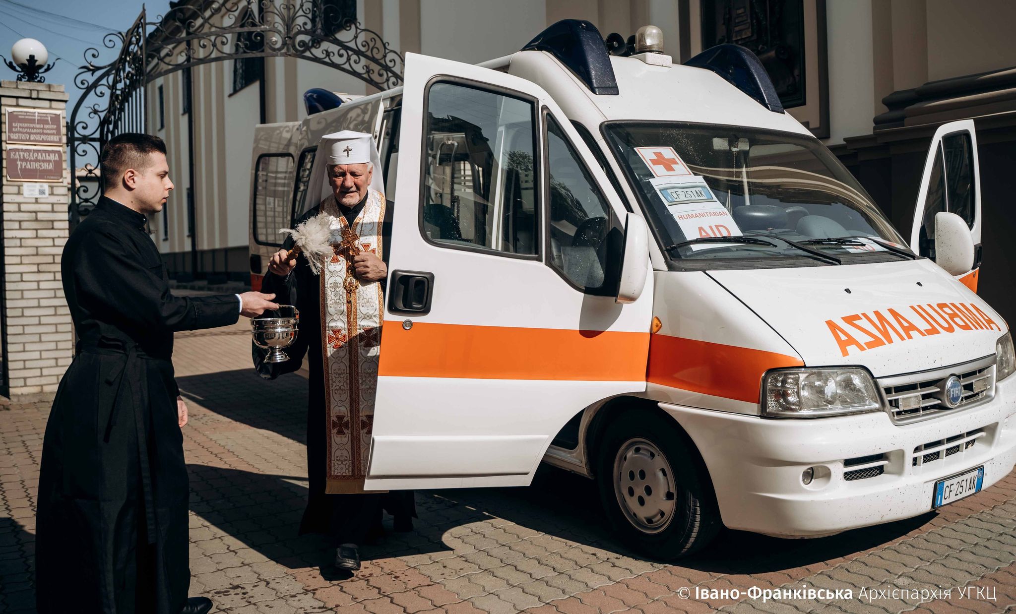Івано-Франківська Архієпархія передала захисникам до Краматорська карету “швидкої” (ФОТО)