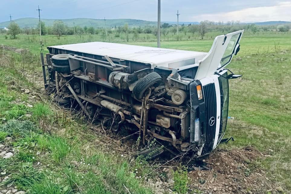 На Надвірнянщині зіткнулися автомобіль і вантажівка – двоє травмованих (ФОТО)