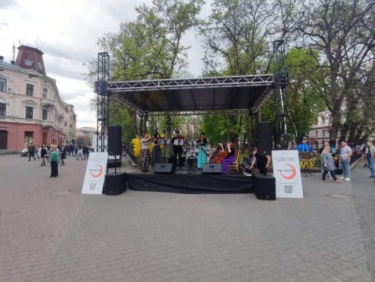 Відкрили сезон: майже 30 тисяч гривень зібрали на благодійному концерті “На шапку” в центрі міста (ФОТО)