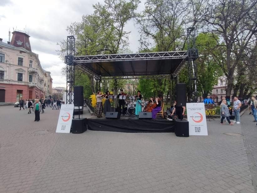 Відкрили сезон: майже 30 тисяч гривень зібрали на благодійному концерті “На шапку” в центрі міста (ФОТО)