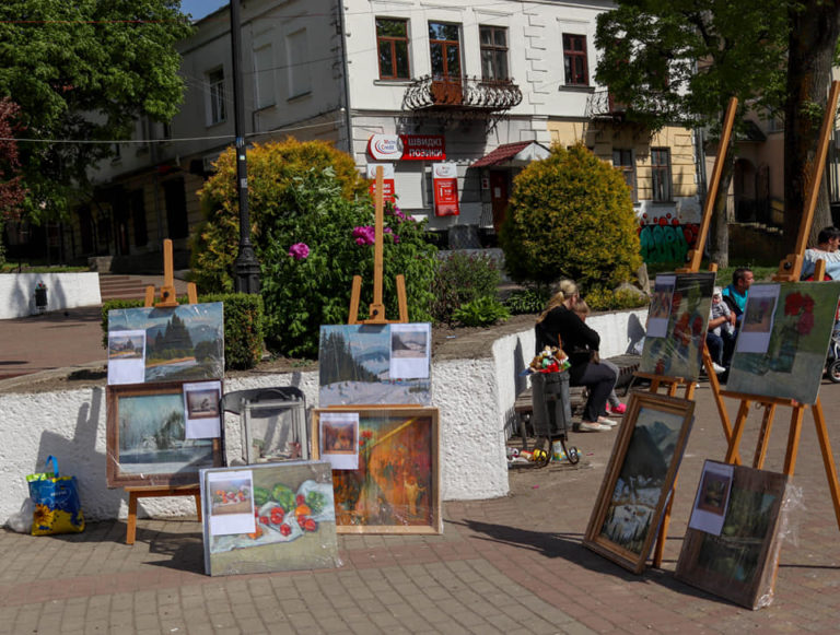 Калуські художники віддали свої роботи на благодійність. Вторговане — на ЗСУ (ФОТО)