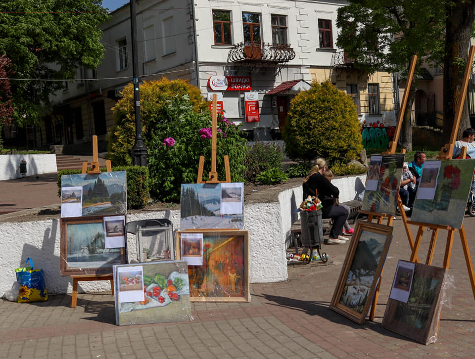 Калуські художники віддали свої роботи на благодійність. Вторговане — на ЗСУ (ФОТО)