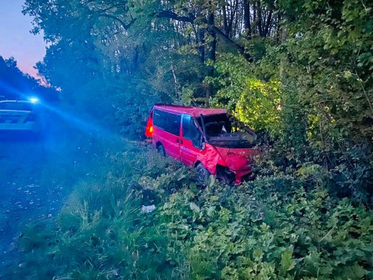 На Косівщині автомобіль збив пішохода, а у Коломийській громаді — зʼїхав у кювет (ФОТО)