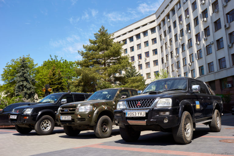 Чотири автівки відправлять франківським воїнам на передову (ФОТО)