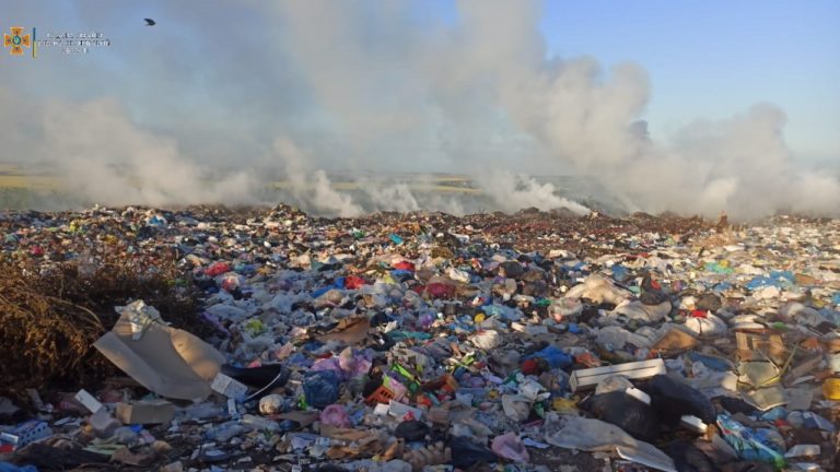Опівночі у Тлумачі знову загорілося сміттєзвалище. Ліквідація пожежі триває й досі (ФОТО)