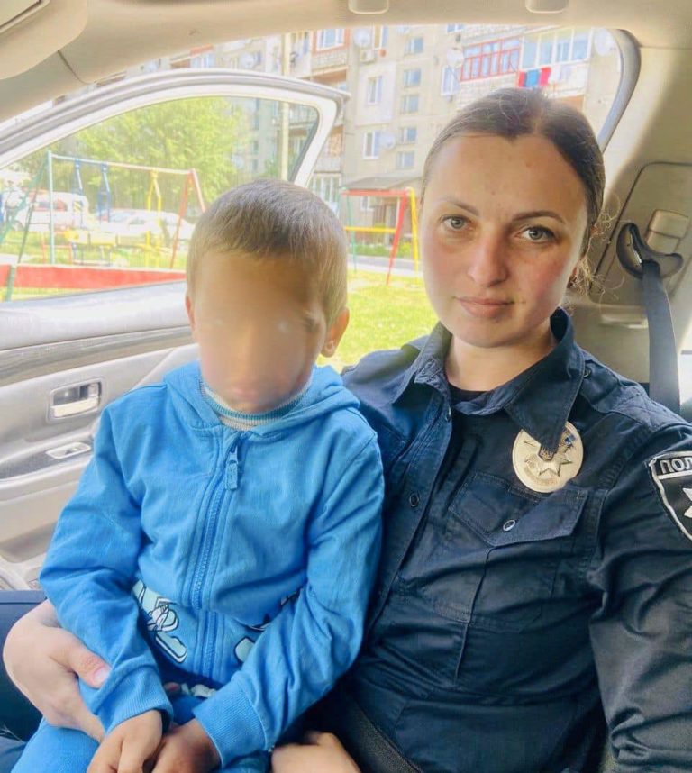 У Галичі під час прогулянки загубився шестирічний хлопчик. Дитину швидко знайшли поліціянти (ФОТОФАКТ)