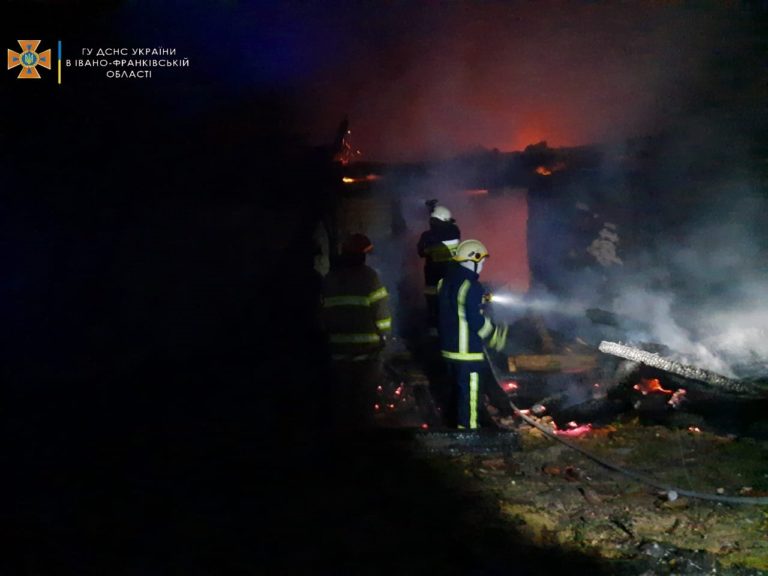 Вночі у Делятині горів недіючий житловий будинок (ФОТО)