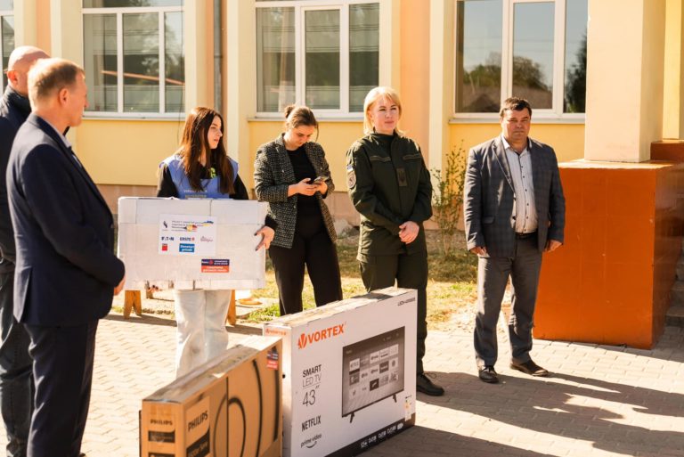 Переселенцям, які живуть у Лисецькій громаді, передали телевізори від румунських волонтерів (ФОТО)